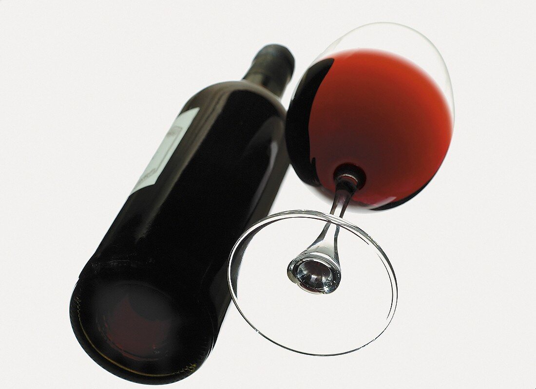 Ein Glas und eine Flasche Rotwein