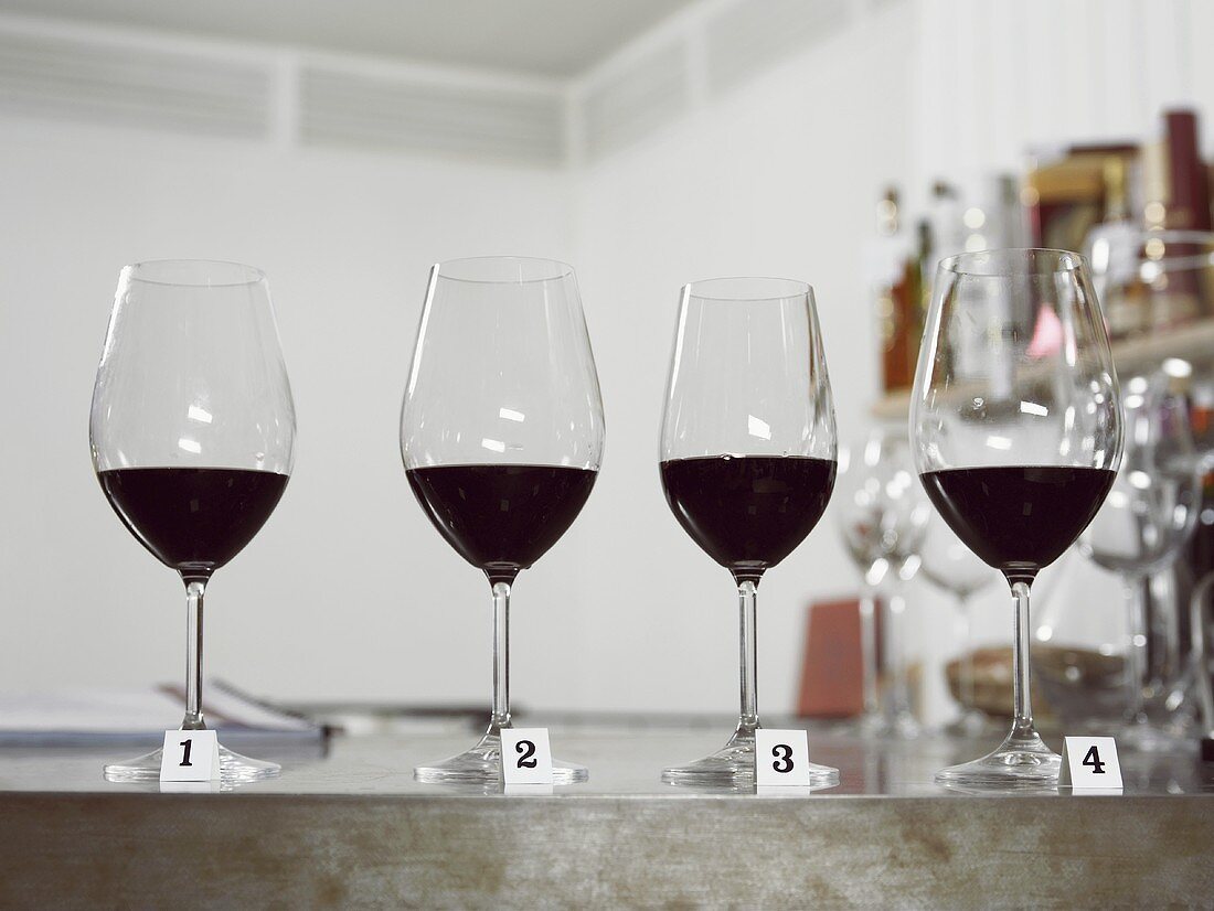 Vier Gläser Rotwein
