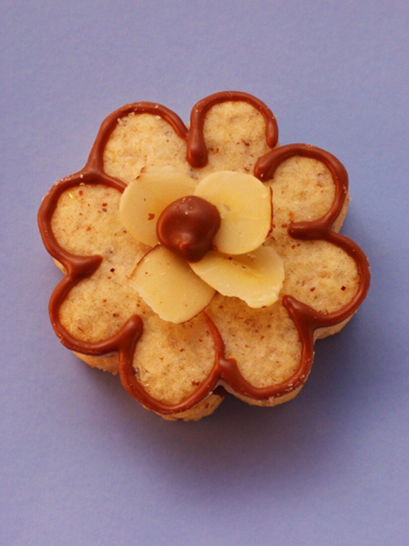 Nuss-Nougat-Blume mit Haselnussblättchen