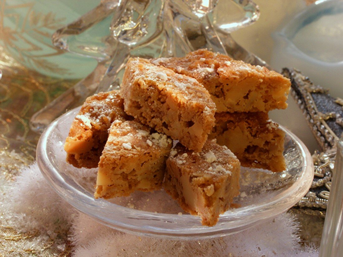 Nut triangles with icing sugar