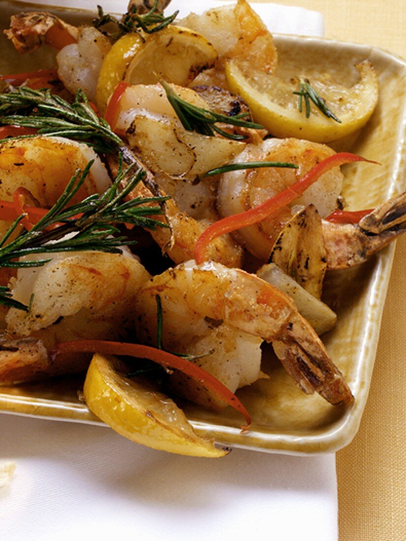 Grilled scampi with lemon, peppers and rosemary