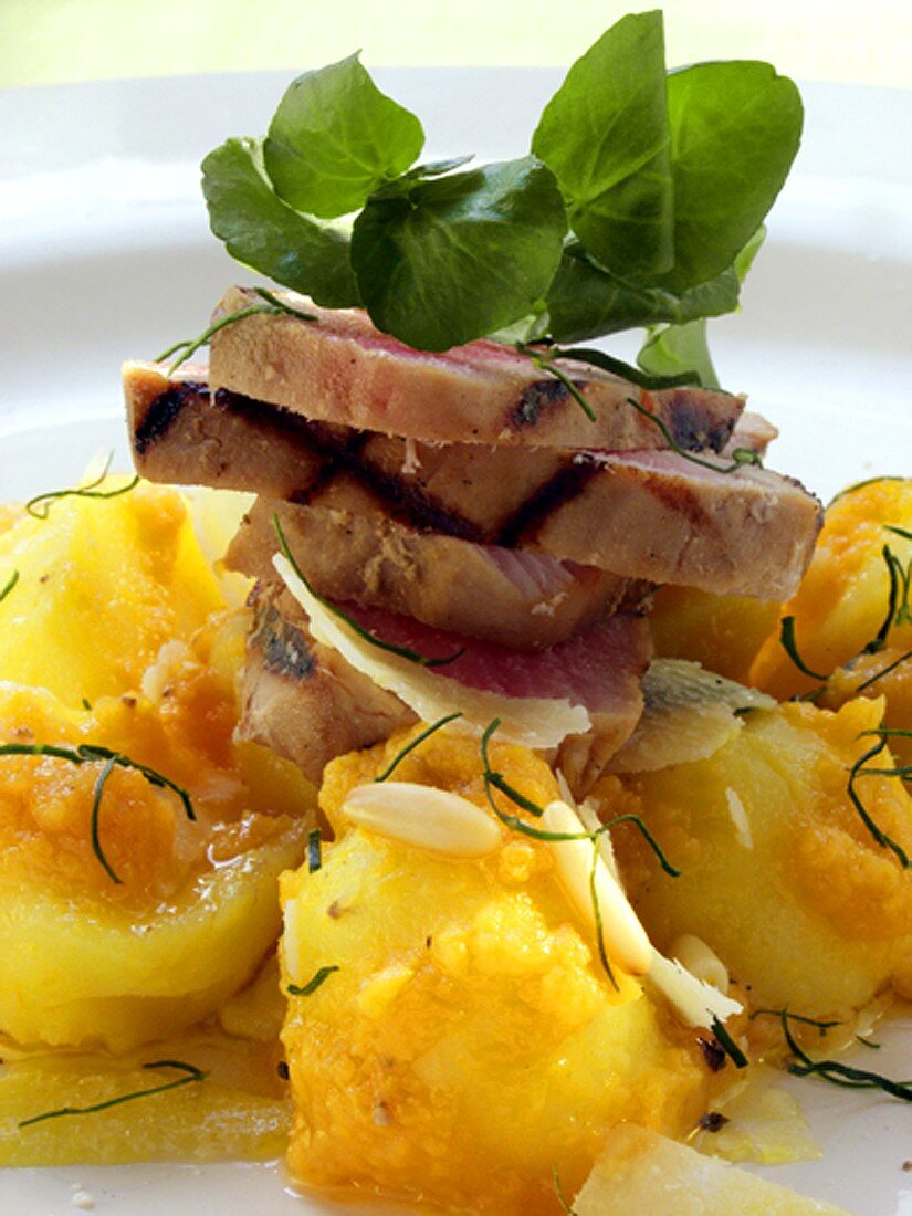 Thunfisch mit Brunnenkresse auf Kartoffelsalat
