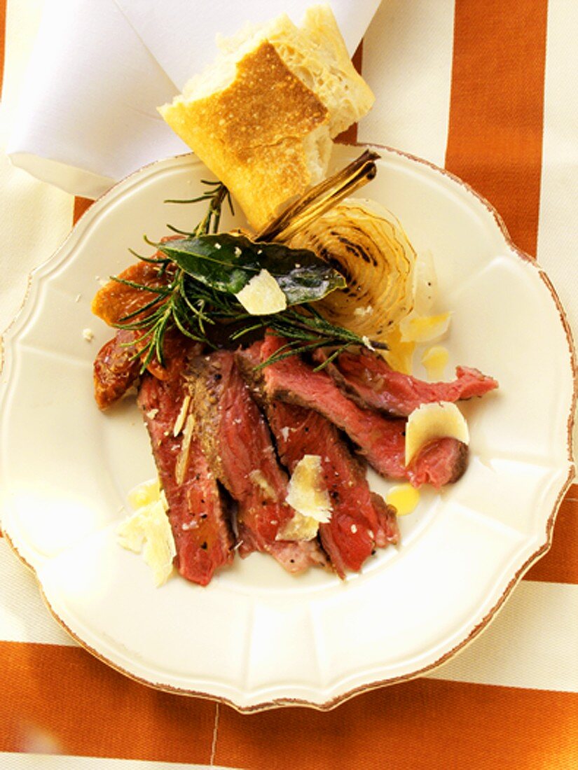 Rindersteak mit Kräutern, Parmesan und Weißbrot