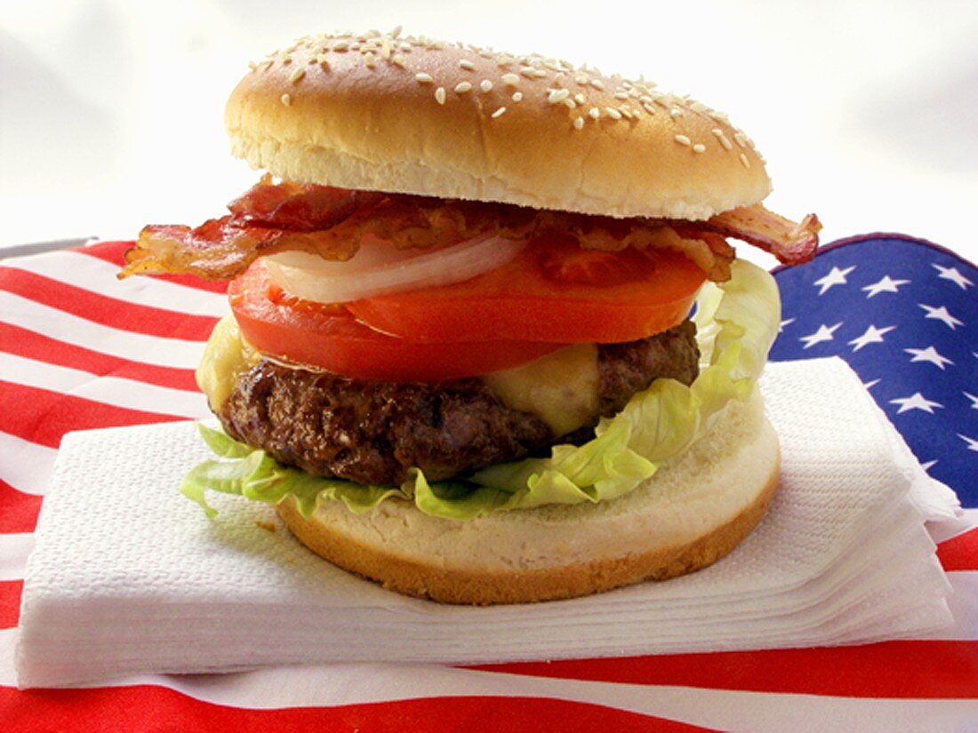 Hamburger mit Bacon auf USA-Flagge