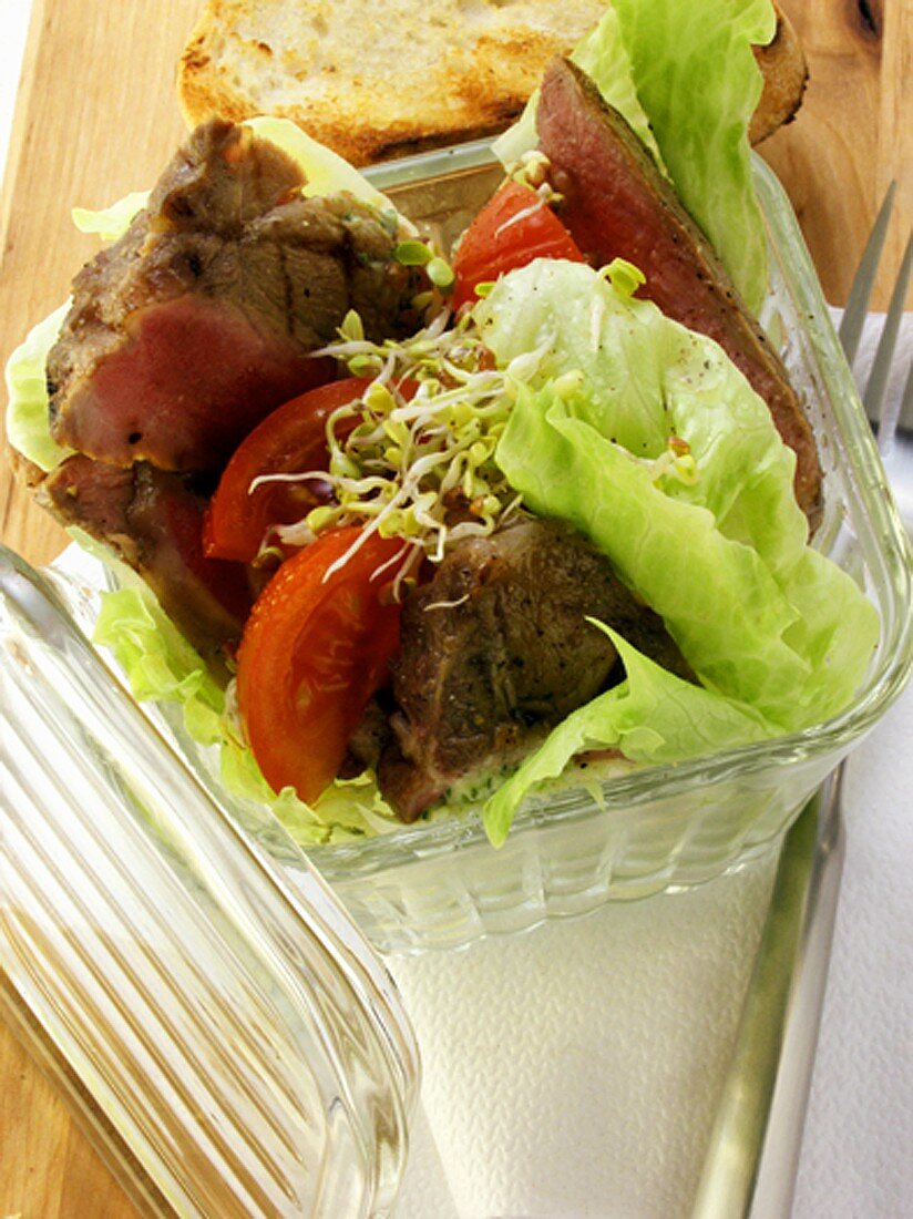 Salat mit gegrilltem Schweinenacken zum Lunch