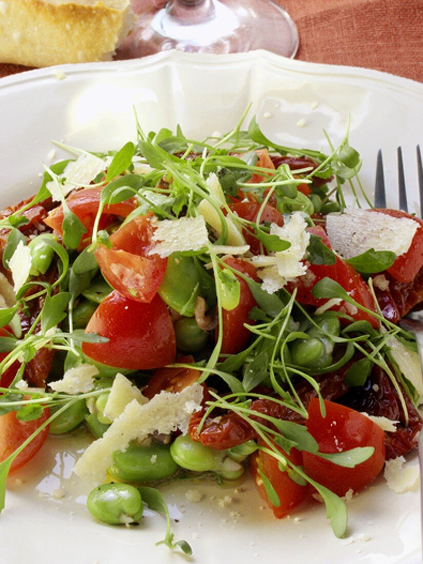 Kressesalat mit dicken Bohnen, Tomaten und Parmesan