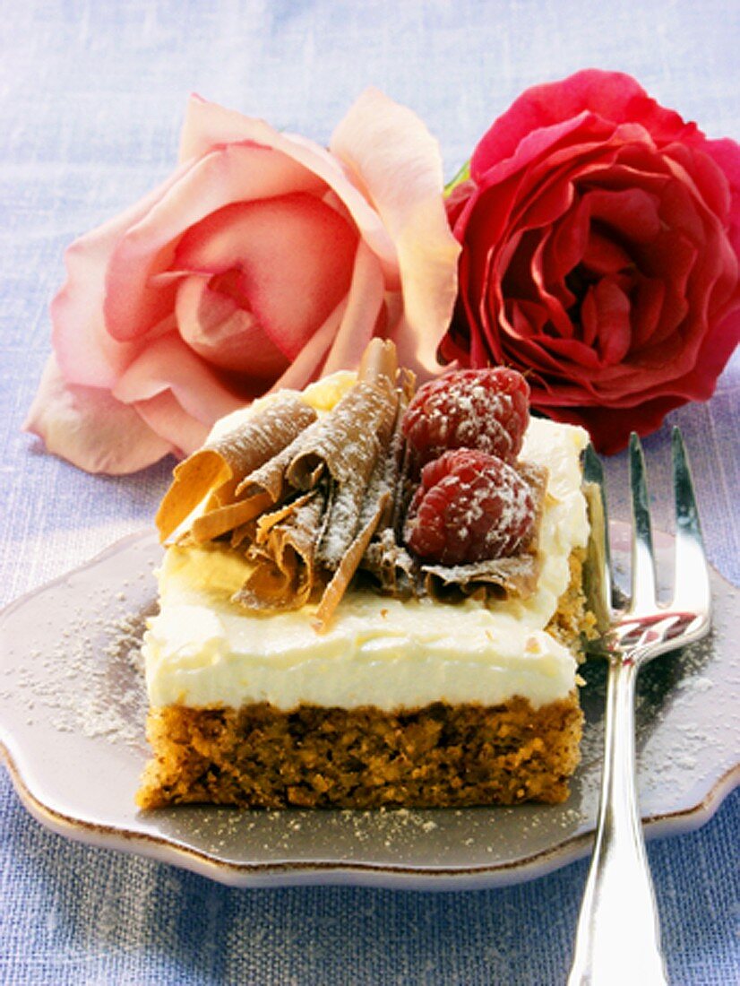 Nusskuchen mit Mascarpone, Schokospänen und Himbeeren