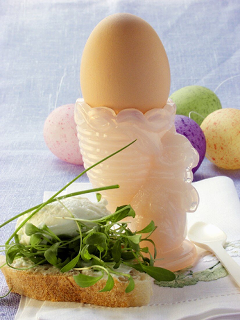 Frischkäsebrot mit Kresse und weiches Ei zum Osterfrühstück