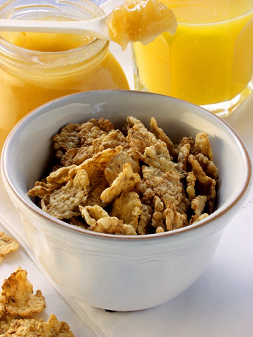 Vollkorn-Cornflakes, Blütenhonig und Orangensaft