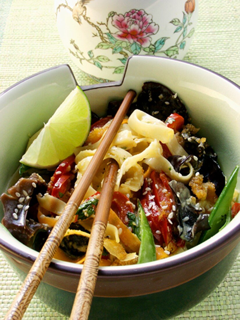 Asiatische Nudeln mit Gemüse und Limette