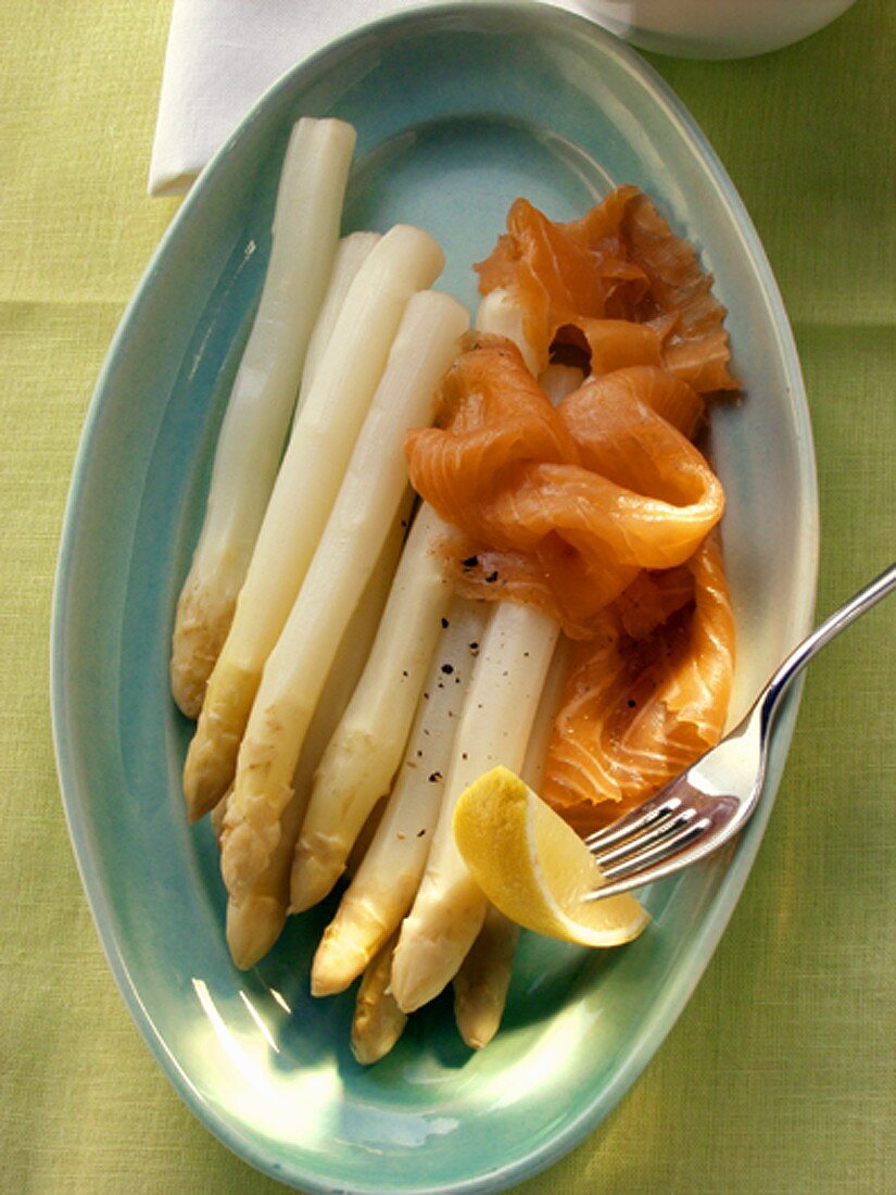 White asparagus with smoked salmon and lemon