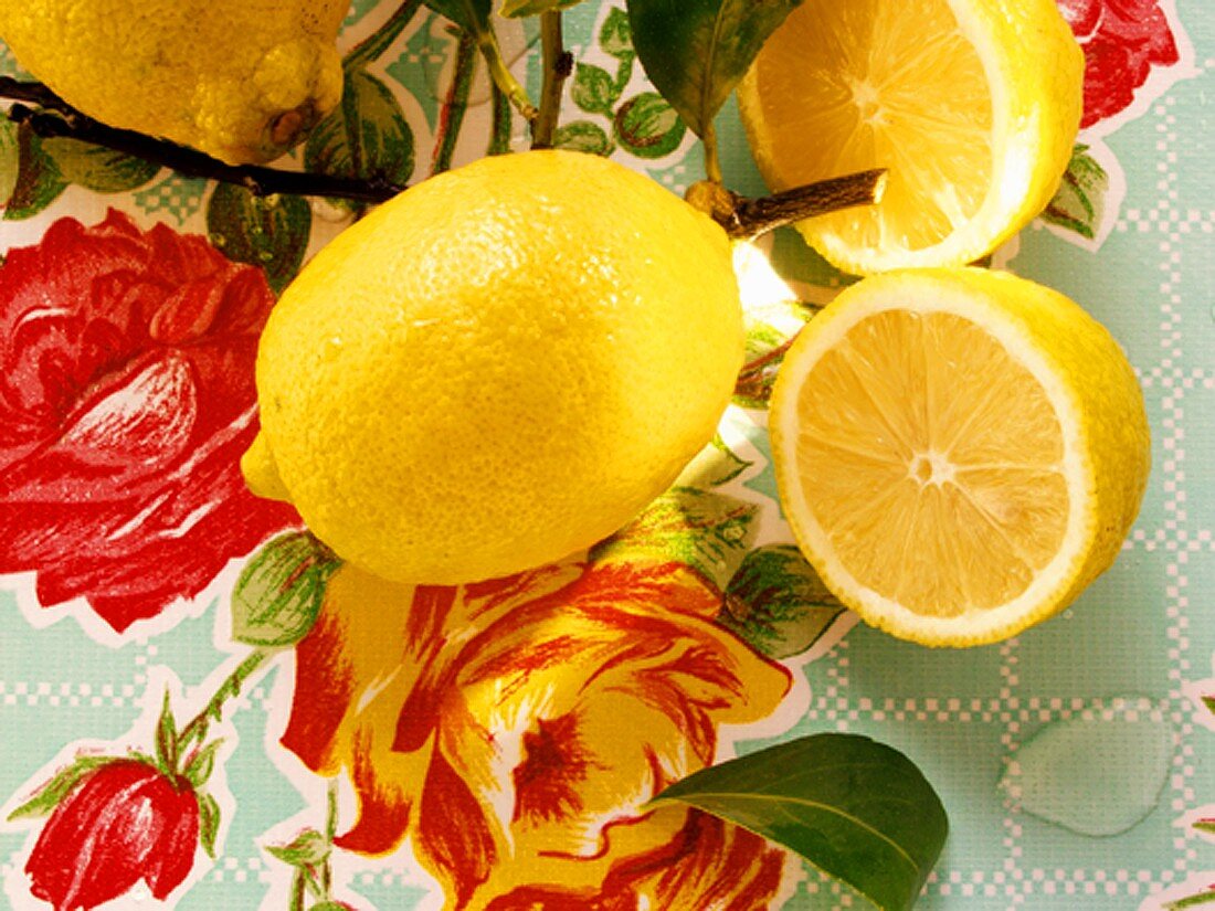 Zitronen und Zitronenhälften