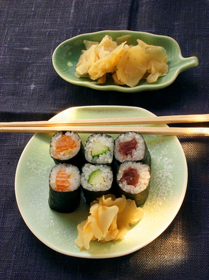 Maki-Sushi mit Ingwer