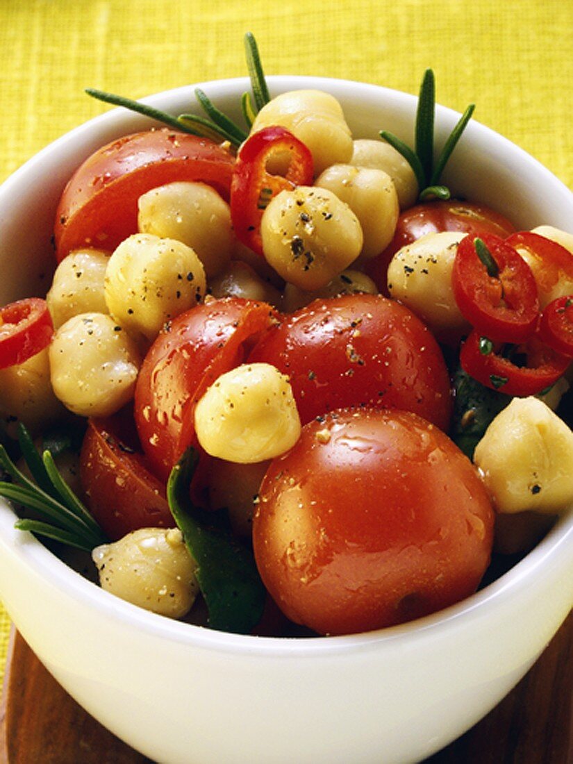 Kichererbsen-Tomaten-Salat mit Chili und Rosmarin