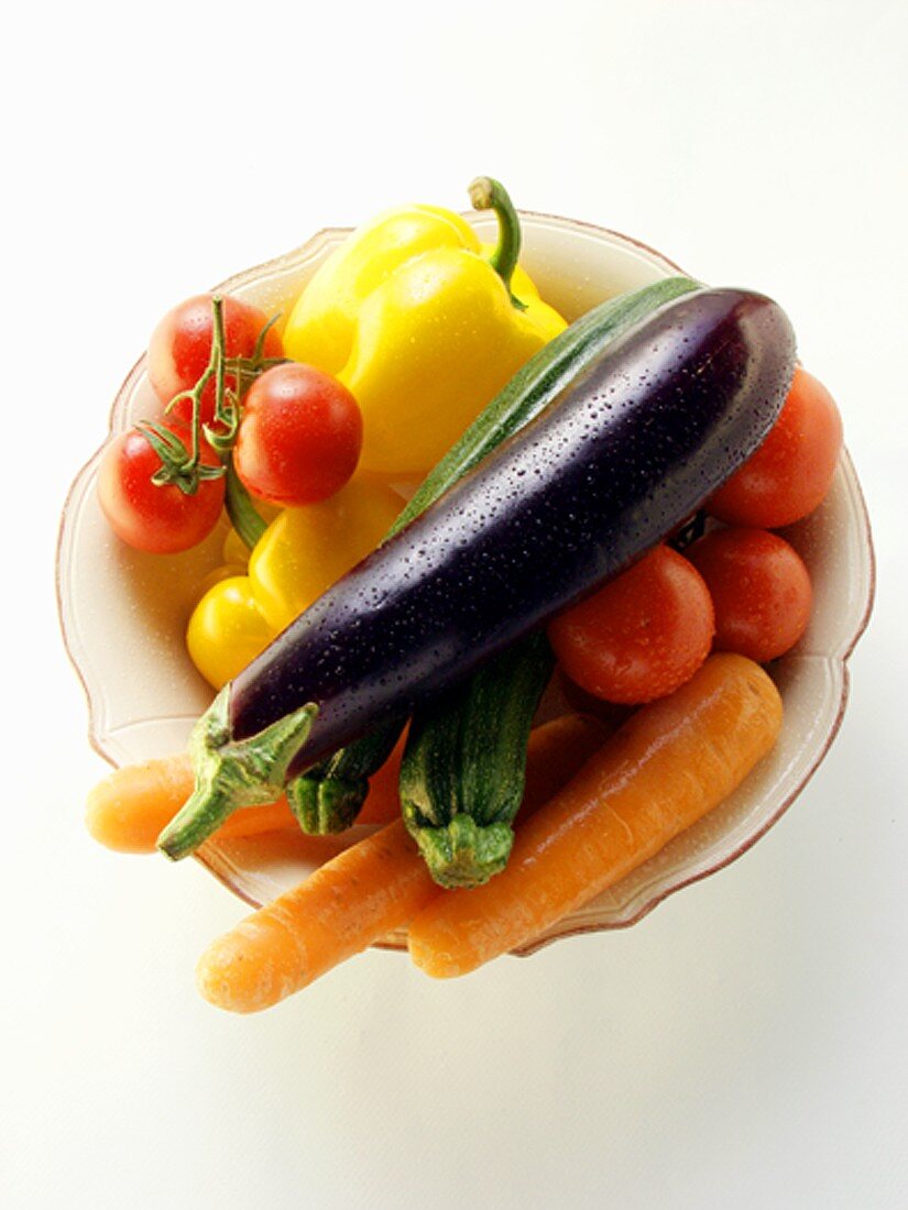 Verschiedene Gemüsesorten auf Teller
