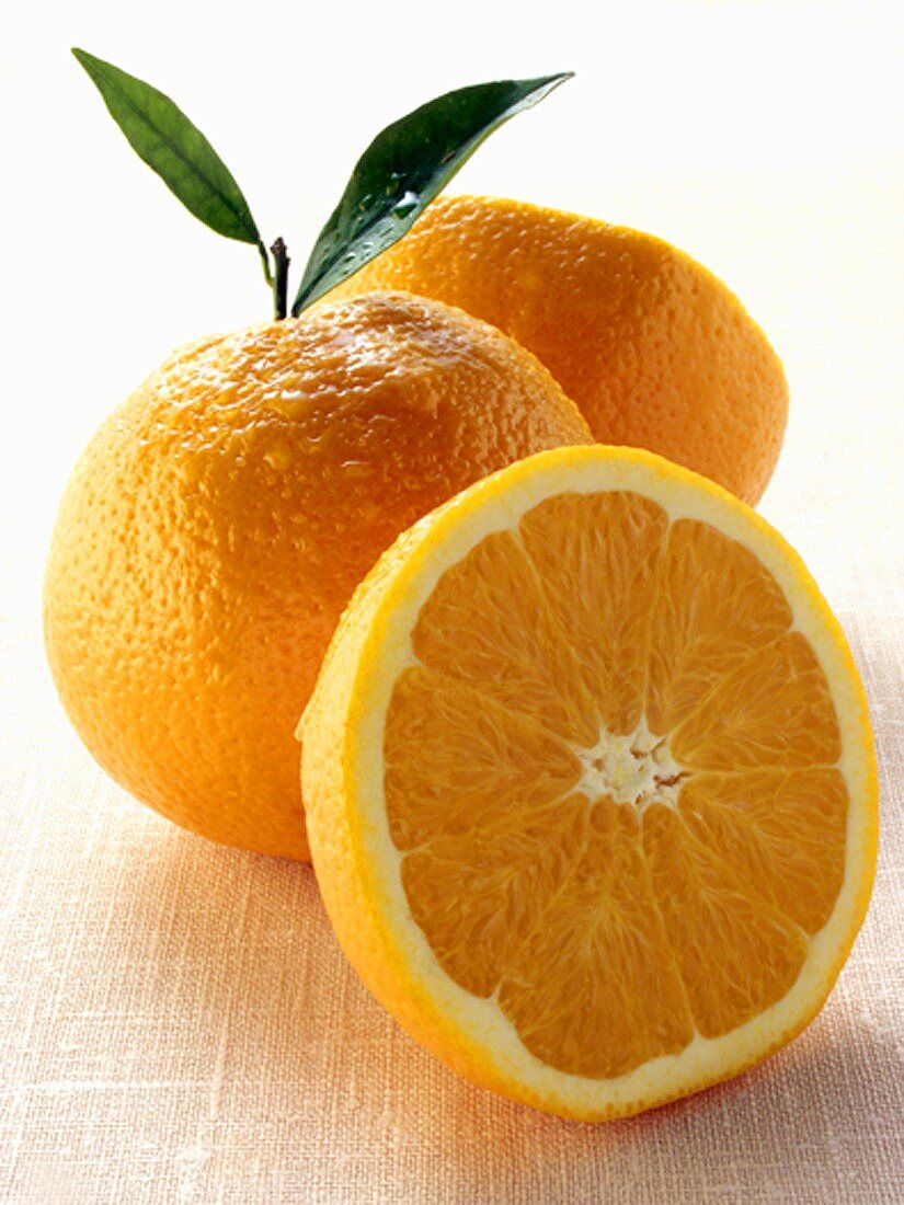 Orange und Orangenhälften