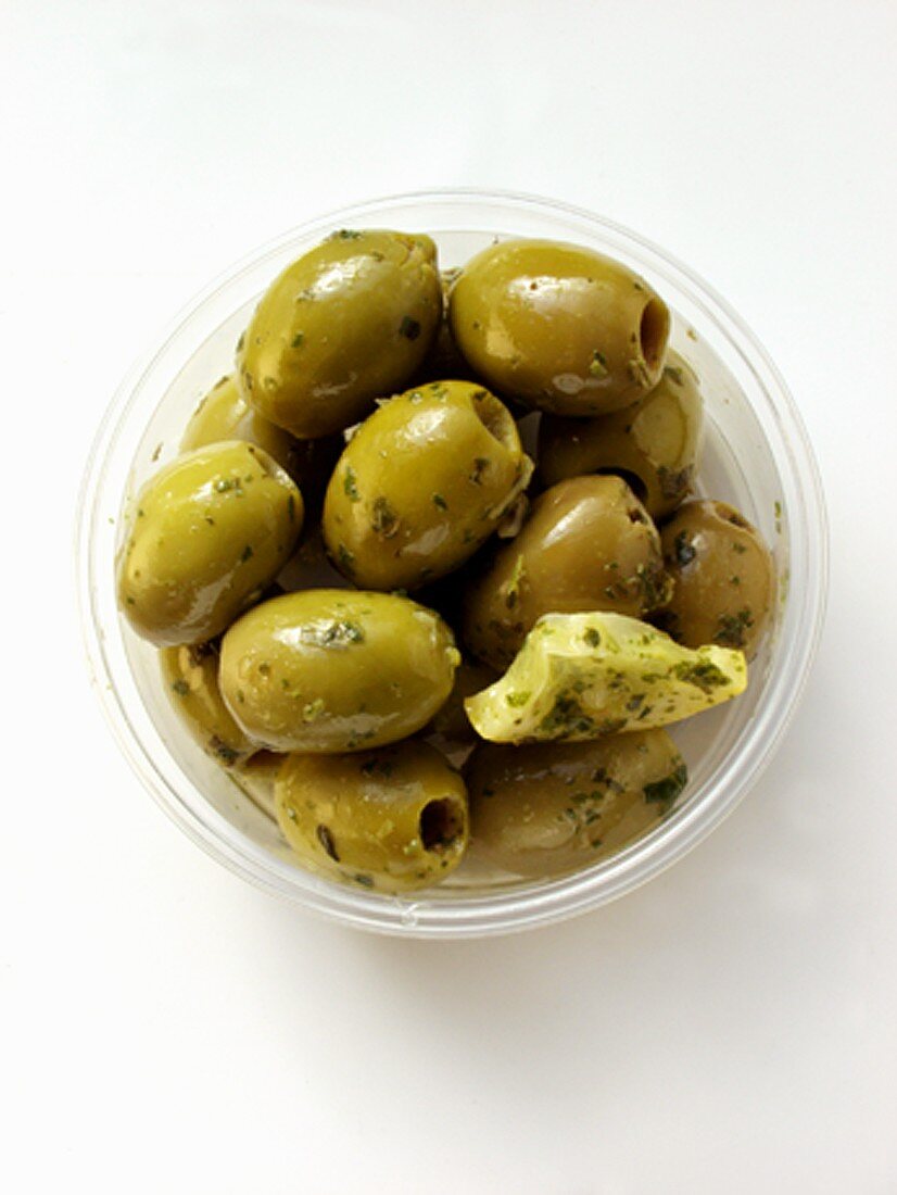Grüne Oliven im Schälchen