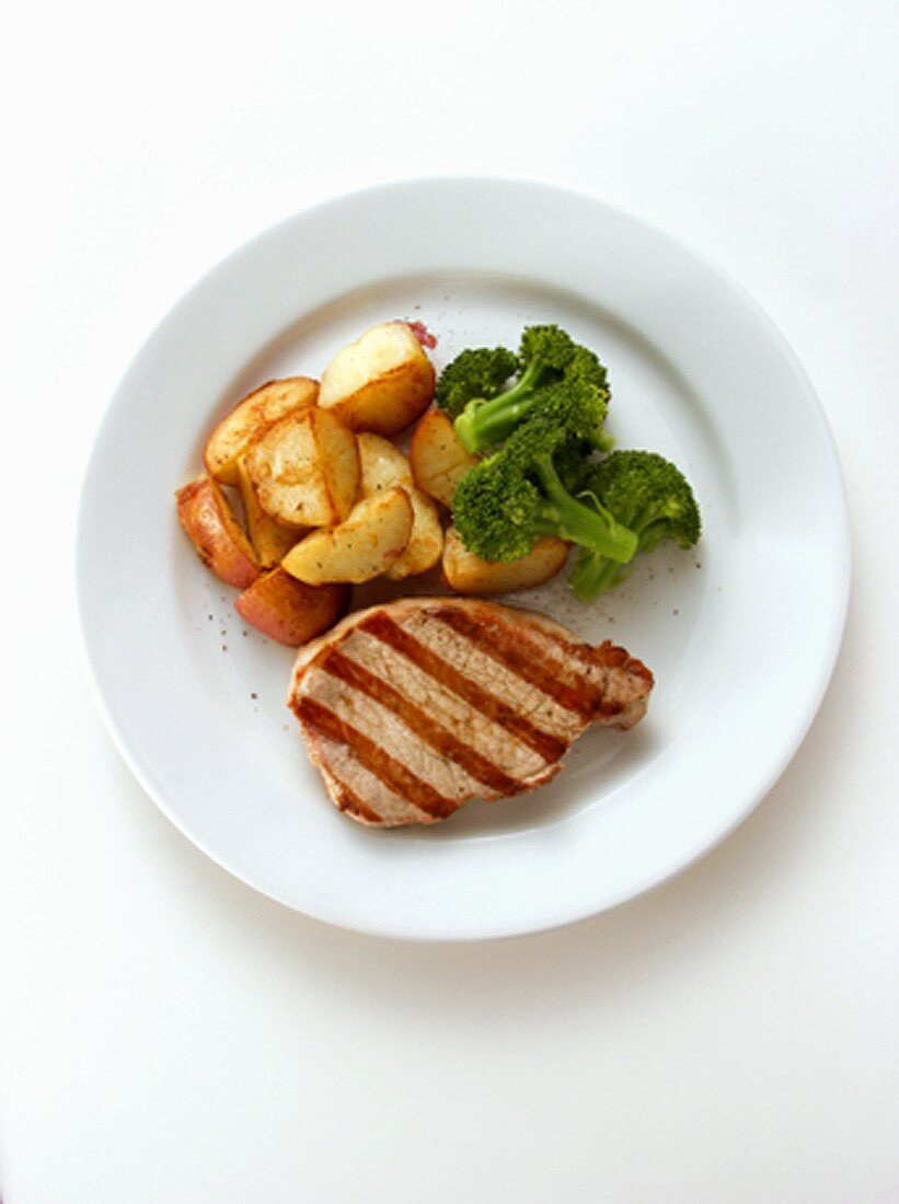 Schweinesteak mit Brokkoli und Bratkartoffeln