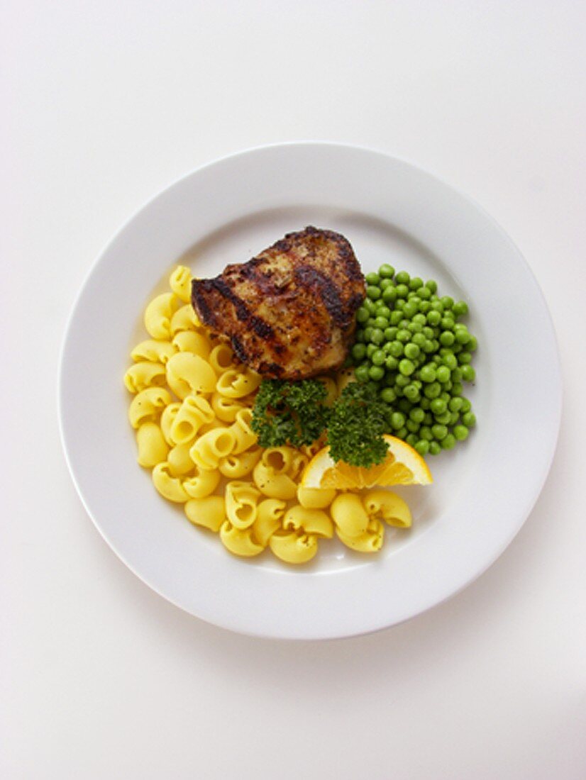 Barbecued chicken breast with noodles and peas