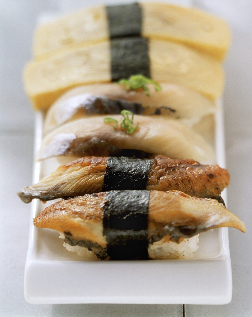 Nigiri-Sushi mit Makrele, Aal und Eierstich
