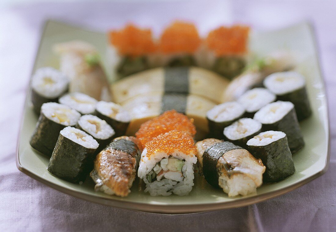 Verschiedene Nigiri-Sushi und Maki-Sushi auf Platte