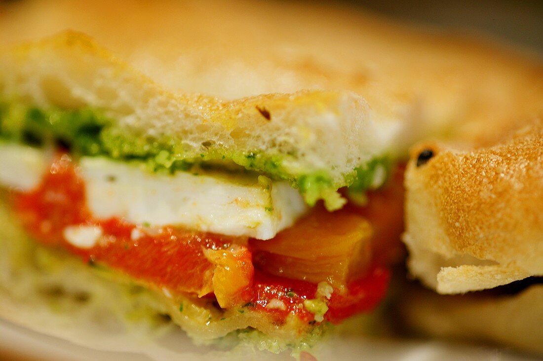 Sandwich mit Tomaten, Käse und Pesto