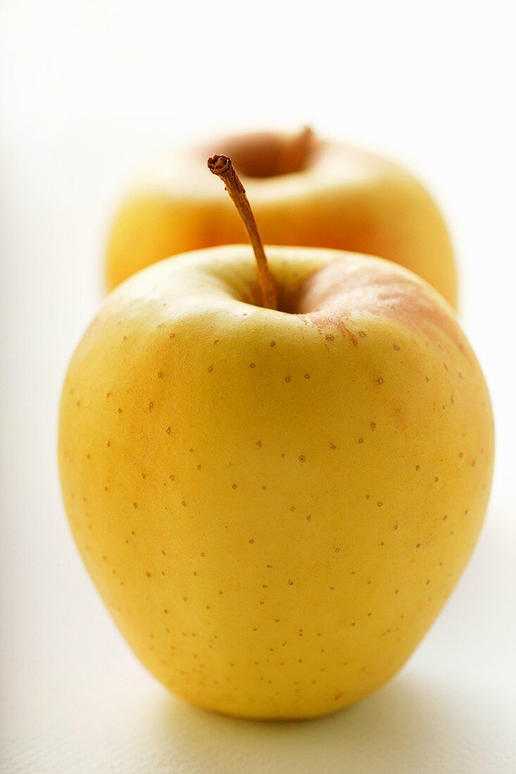 Zwei Golden Delicious Äpfel hintereinander