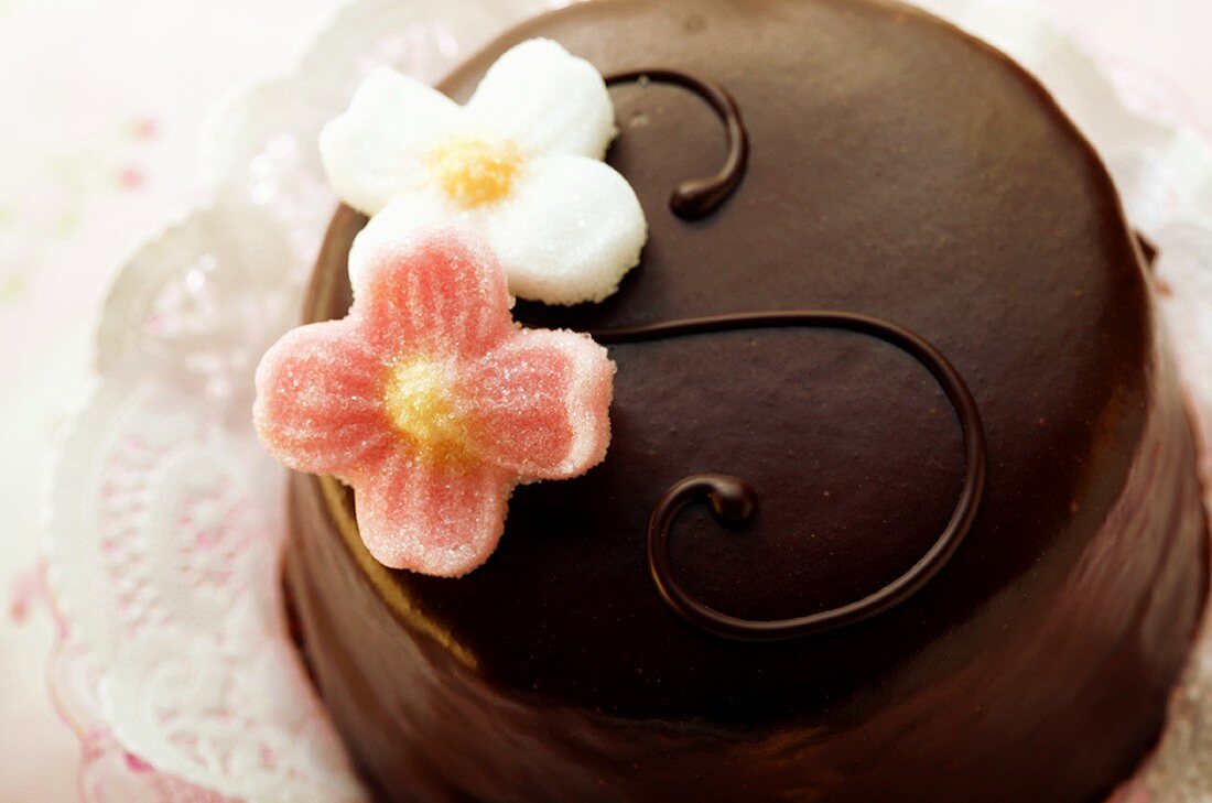 Sachertorte mit Zuckerblüten