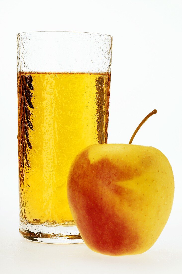 Glas Apfelsaft und ein frischer Apfel