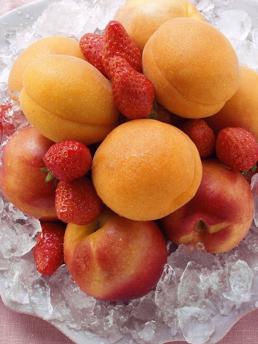 Apricots, nectarines & strawberries on plate with ice