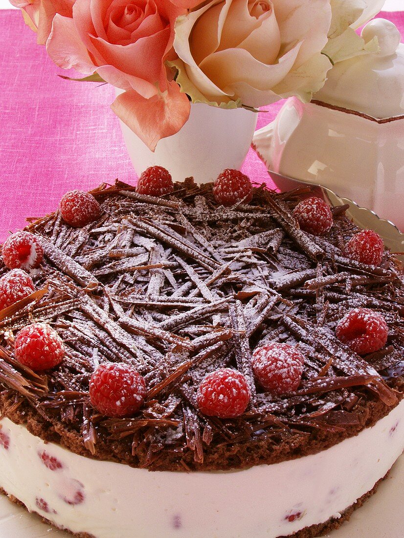 Schokoladen-Himbeer-Torte mit Puderzucker; Rosen
