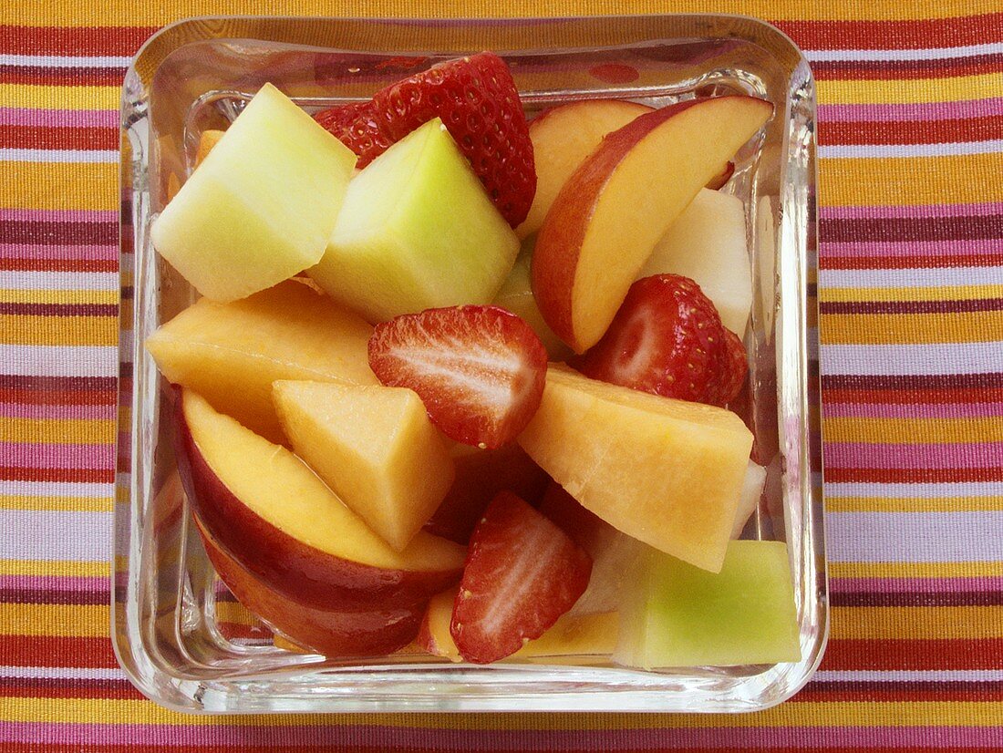 Sommerlicher Obstsalat in Glasschale