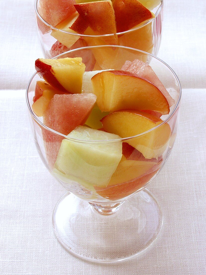 Bunter Obstsalat mit Melone in zwei Gläsern