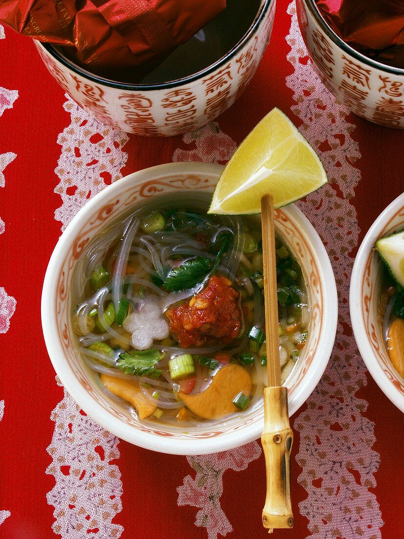 Chinesische scharf-saure Suppe mit Glasnudeln
