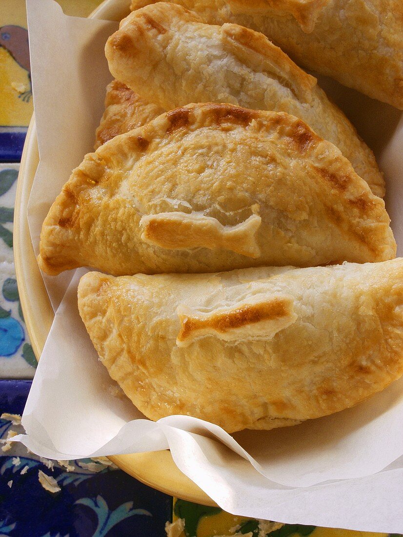 Empanadas mit Fischfüllung auf Teller