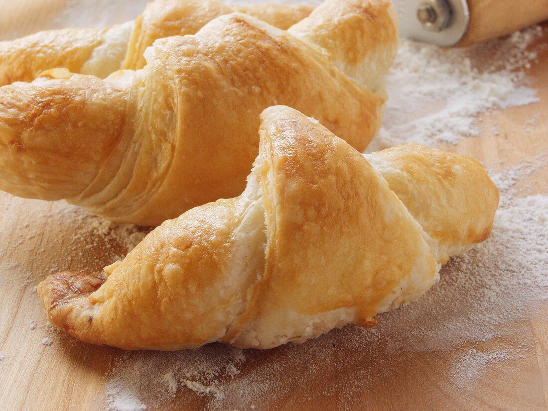 Frisch gebackene Croissants auf Schneidebrett