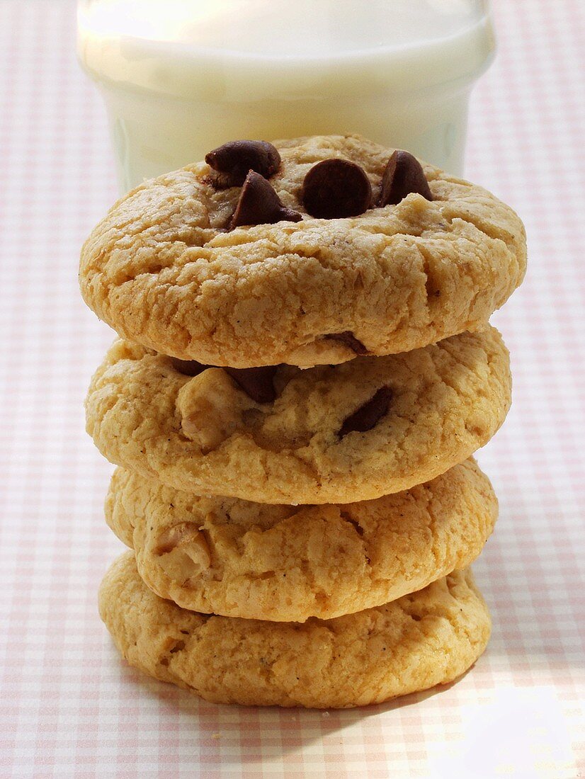 Chocolatechip Cookies vor einem Glas Milch