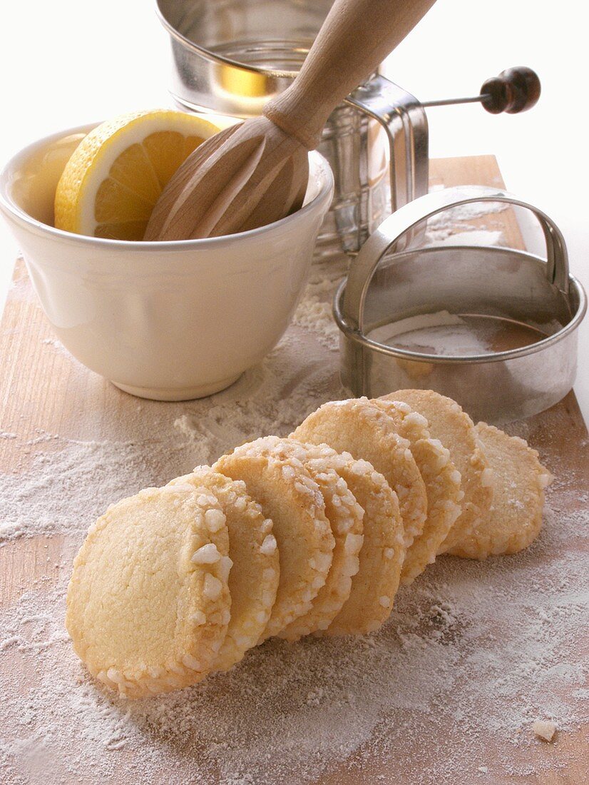 Heidesandplätzchen mit Hagelzuckerrand; Backutensilien