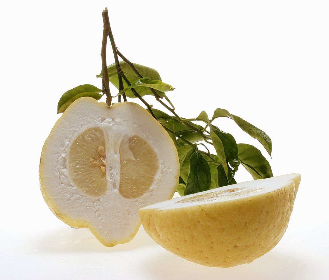 Halbe Zitronen mit Zweig und Blättern