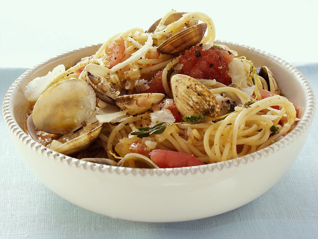 Spaghetti vongole mit Tomaten und Parmesan in Schüssel