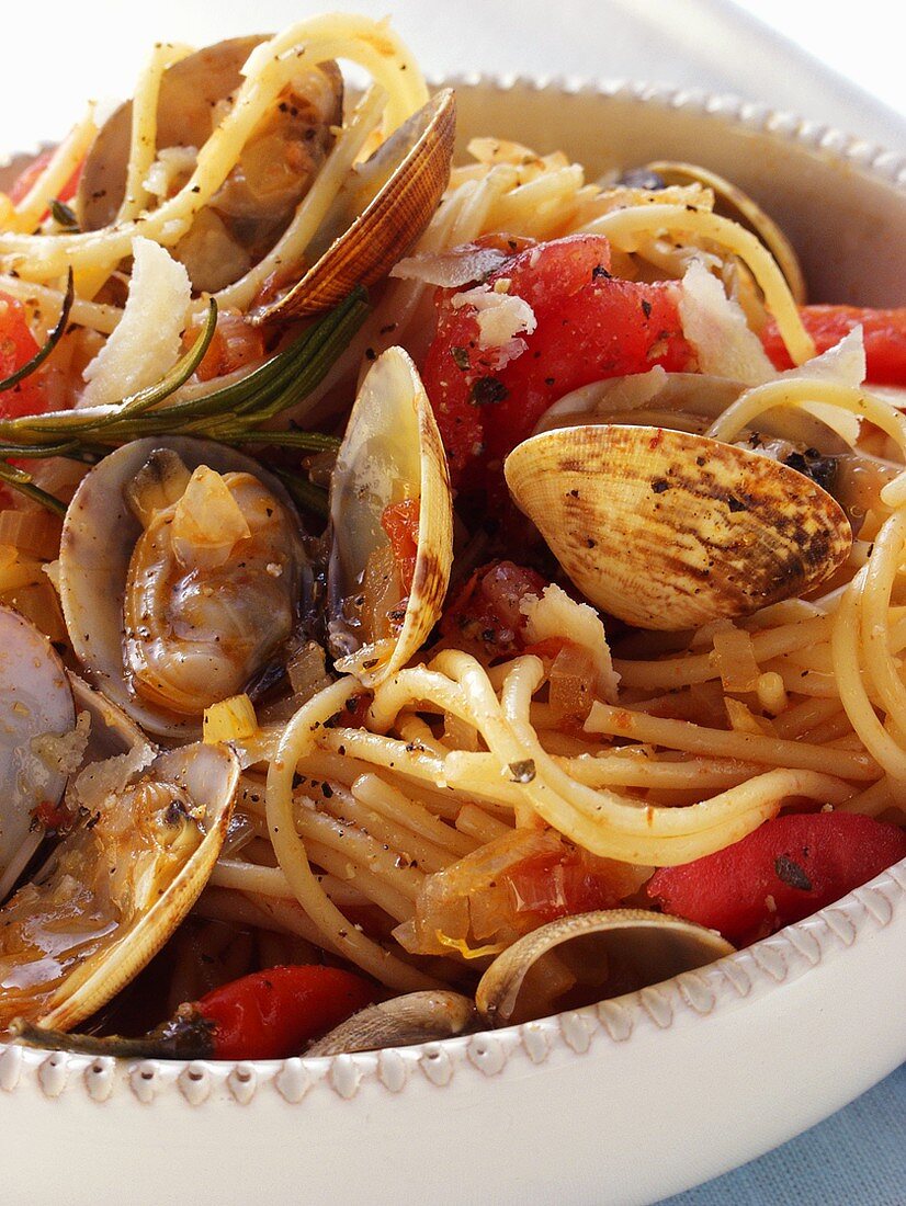 Spaghetti vongole mit Tomaten und Parmesan