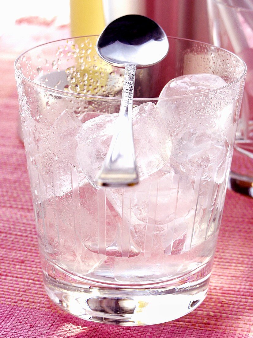 Eiswürfel im Glas mit Löffel (für Cocktails)