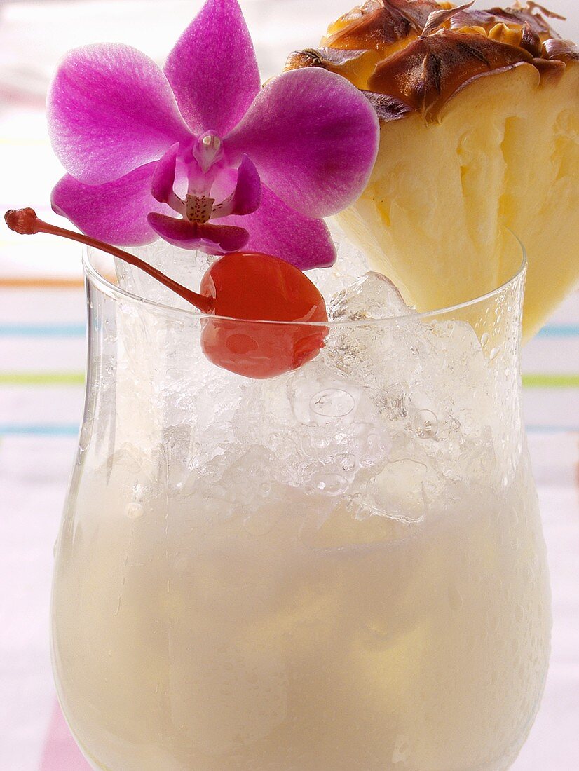 Karibischer Drink mit Kokosmilch und Ananas