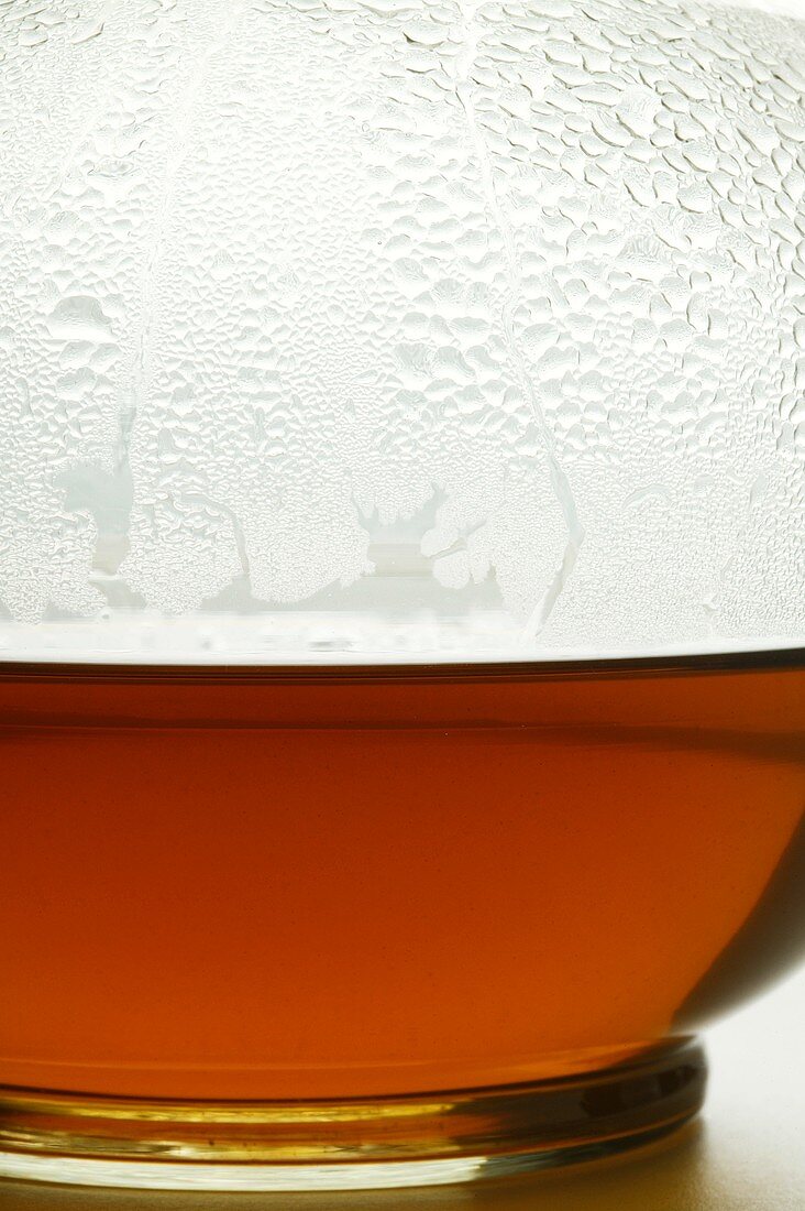 Heisser Früchtetee in Glasteekanne (Detail)