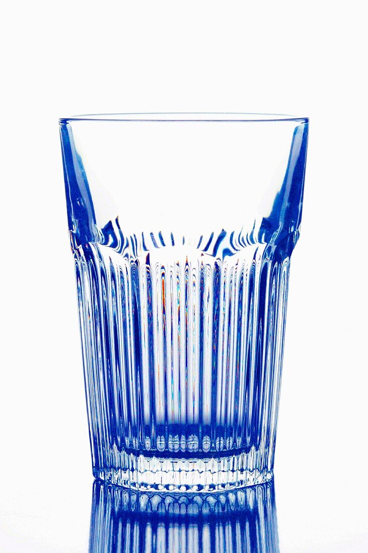 Ein blau schimmerndes Wasserglas