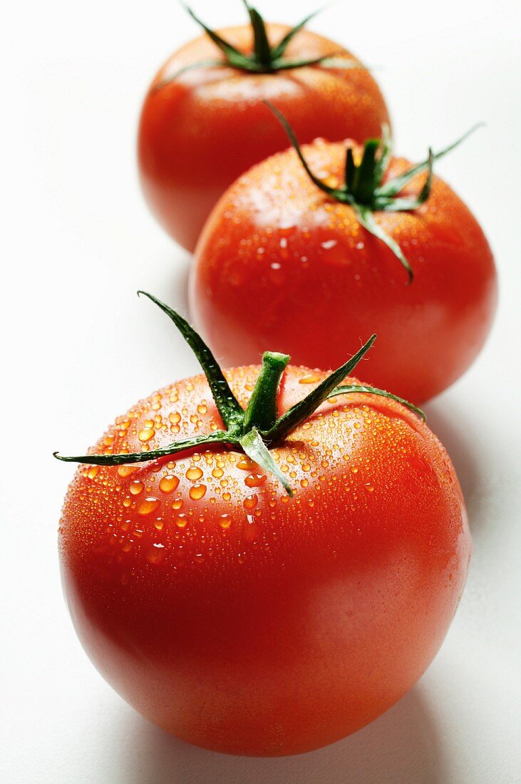 Drei Tomaten mit Wassertropfen