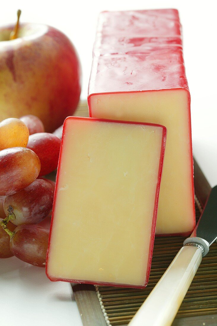 Classic Vermont Cheddar mit Käsemesser und Obst