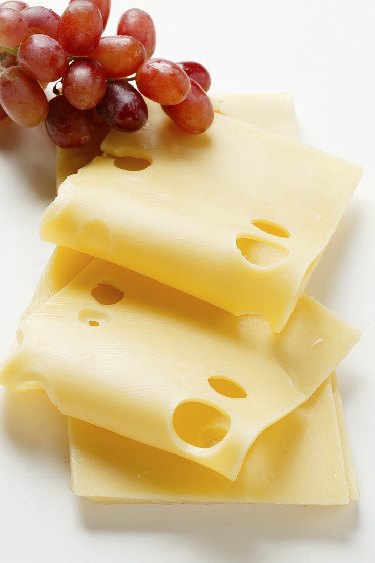 Emmentaler in Scheiben mit roten Trauben