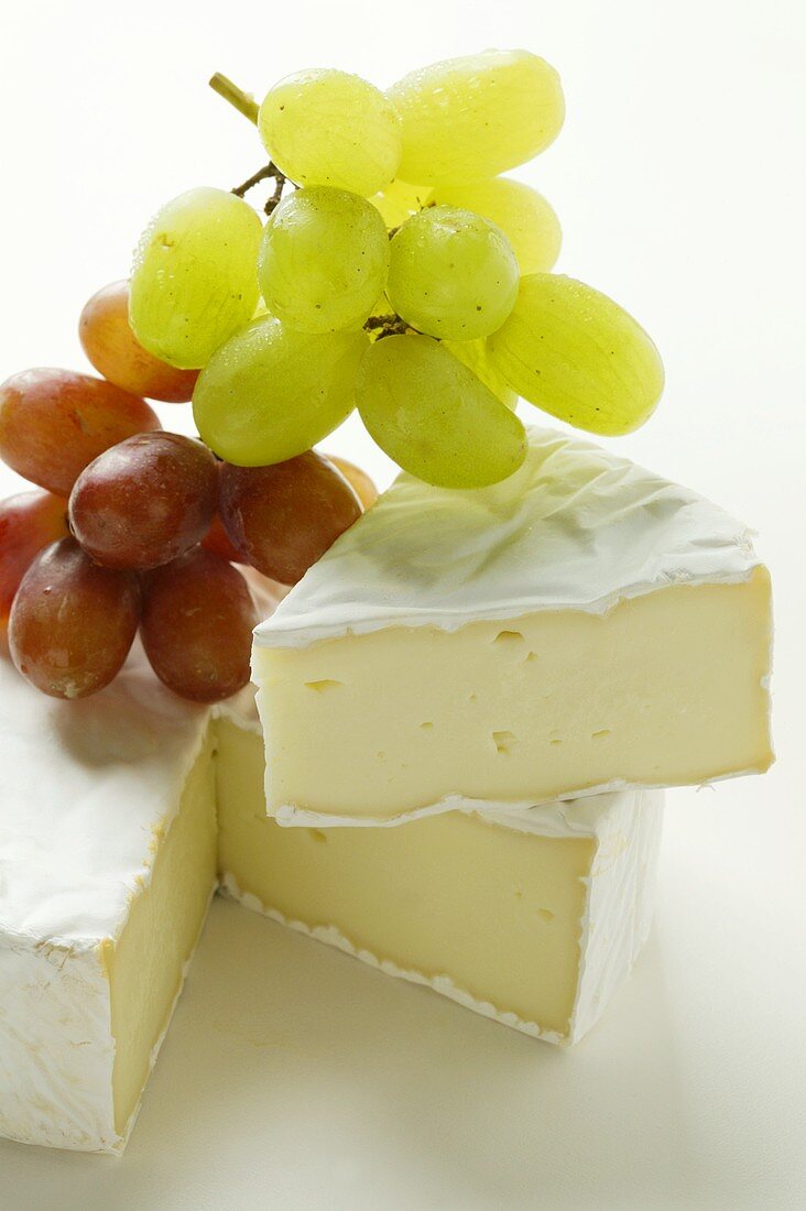 Brie with green and red grapes