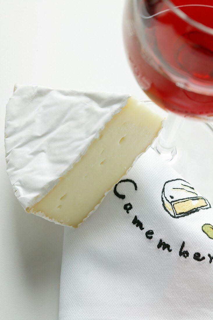 Camembert mit Glas Rotwein und Serviette